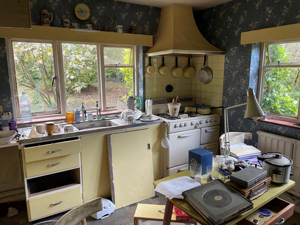 Lot: 153 - DETACHED BUNGALOW WITH POTENTIAL - Kitchen